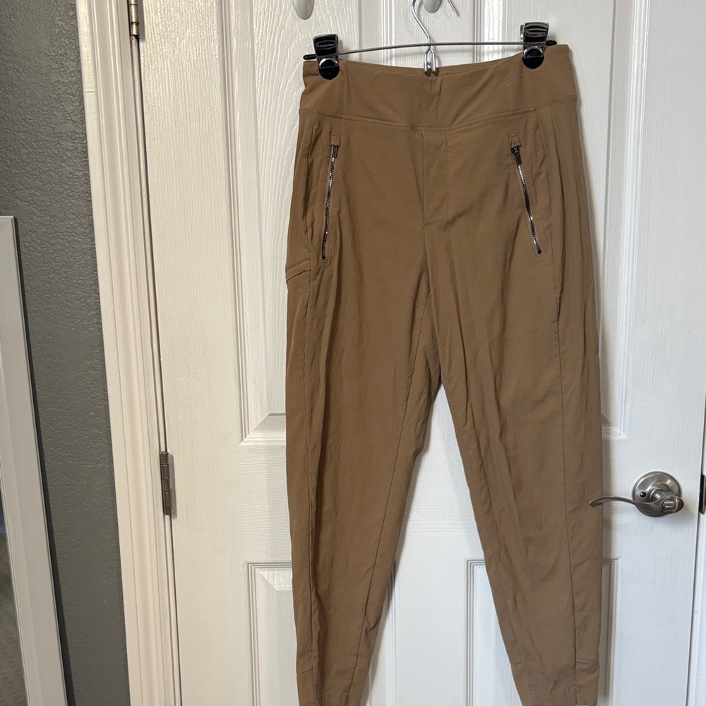Women’s Athleta Trekkie high rise joggers in camel color In excellent condition